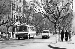 20世纪80年代，南屏街上的公交车。图源：“昆明发布”微信公众号