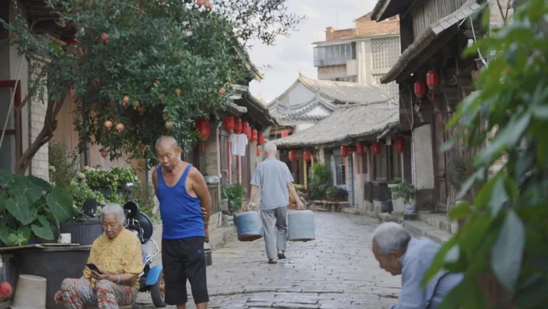 异龙湖畔居民怡然自得的生活