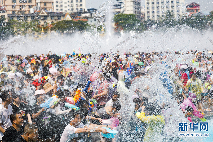 西双版纳万人泼水广场图片