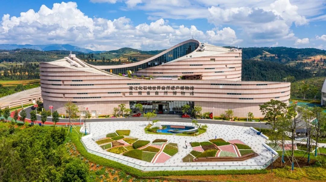 帽天山,不少家庭前来"打卡"亚洲唯一的世界自然遗产博物馆——澄江