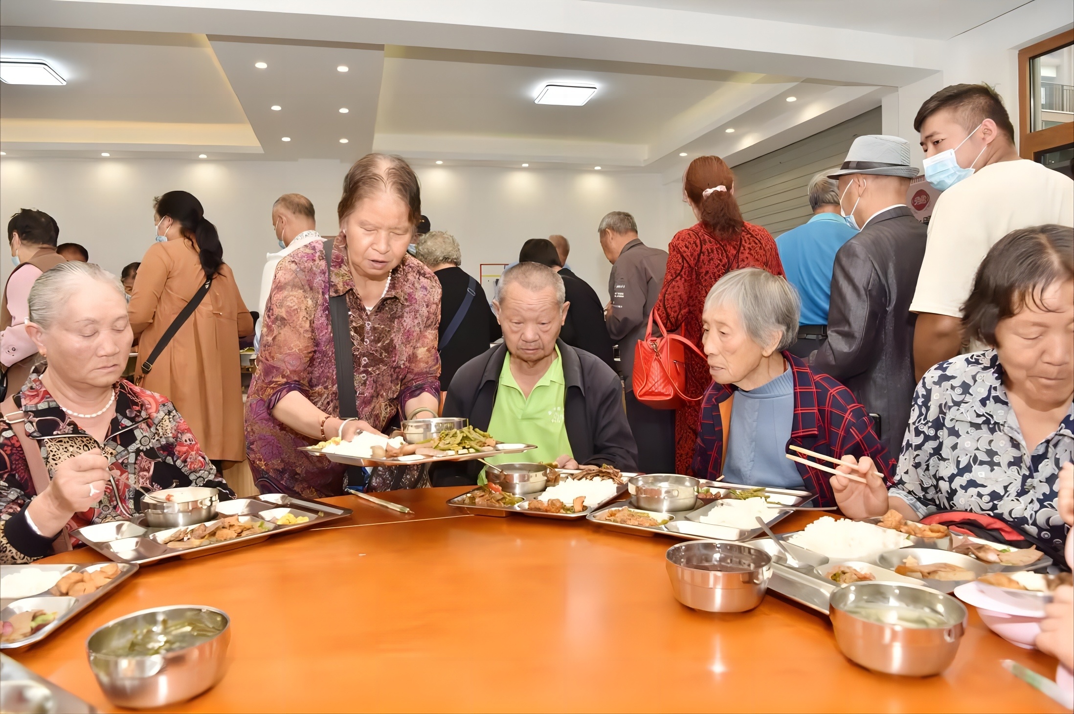 正在“老年幸福食堂”就餐的老人们 王洪 摄