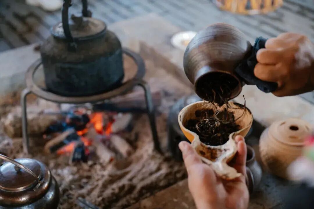 飘香的火塘烤茶。普洱日报 供图
