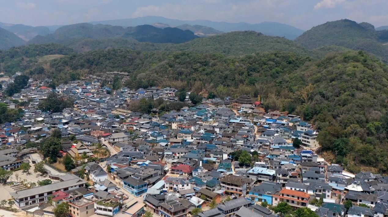 所在位置:>首页>/正文>娜允古镇孟连宣抚司署衙沿着衙署外的十三级石