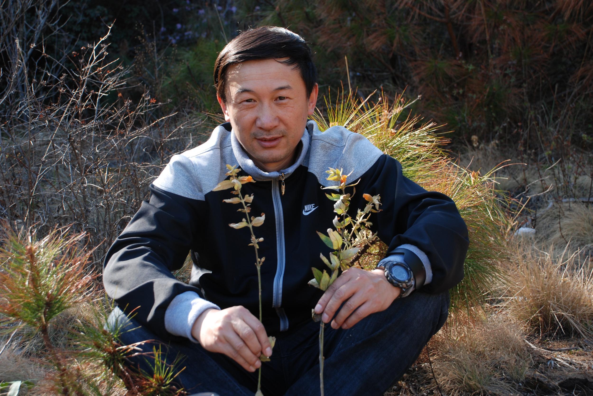 姜北教授在苍山科考