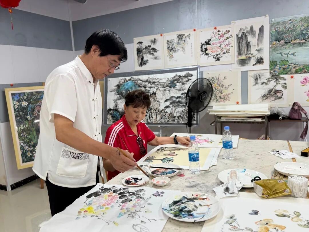社区“候鸟”在绘画。