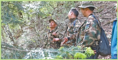 余建華（左一）在巡護(hù) 曾智慧 攝