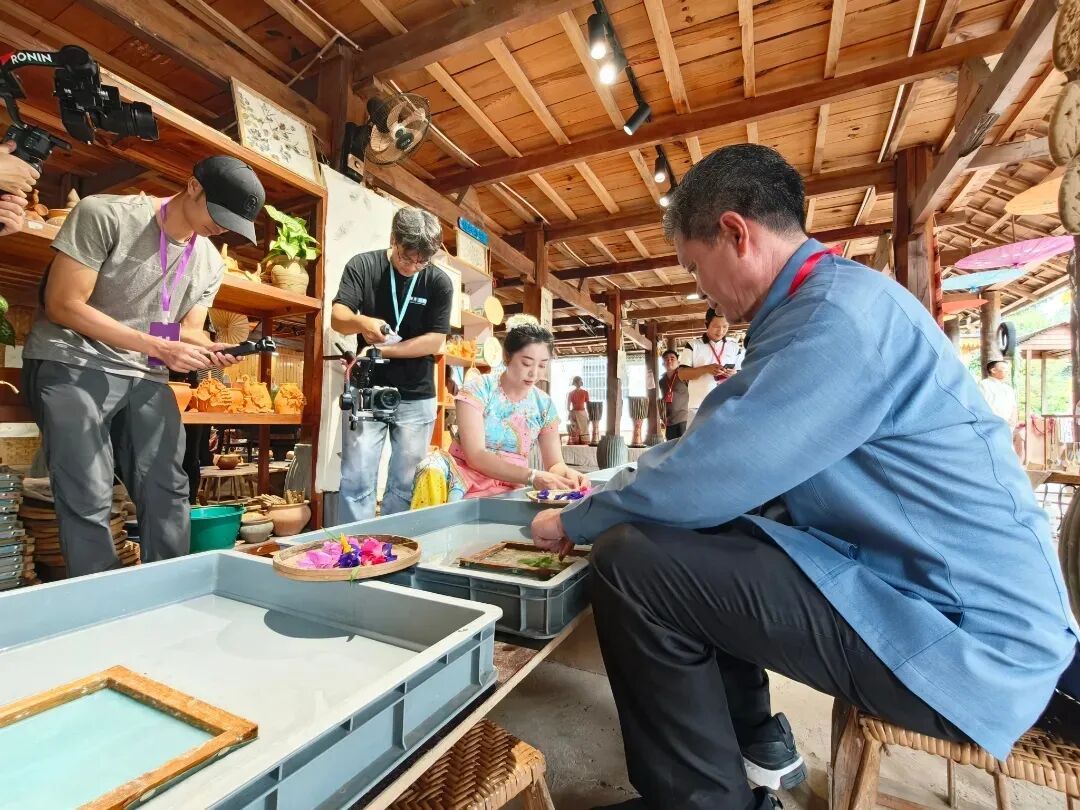世界市长活动中,市长体验傣纸制作