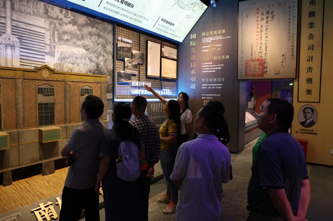 游客走进博物馆，沉浸式品读开远工业发展史 图源：开远市融媒体中心