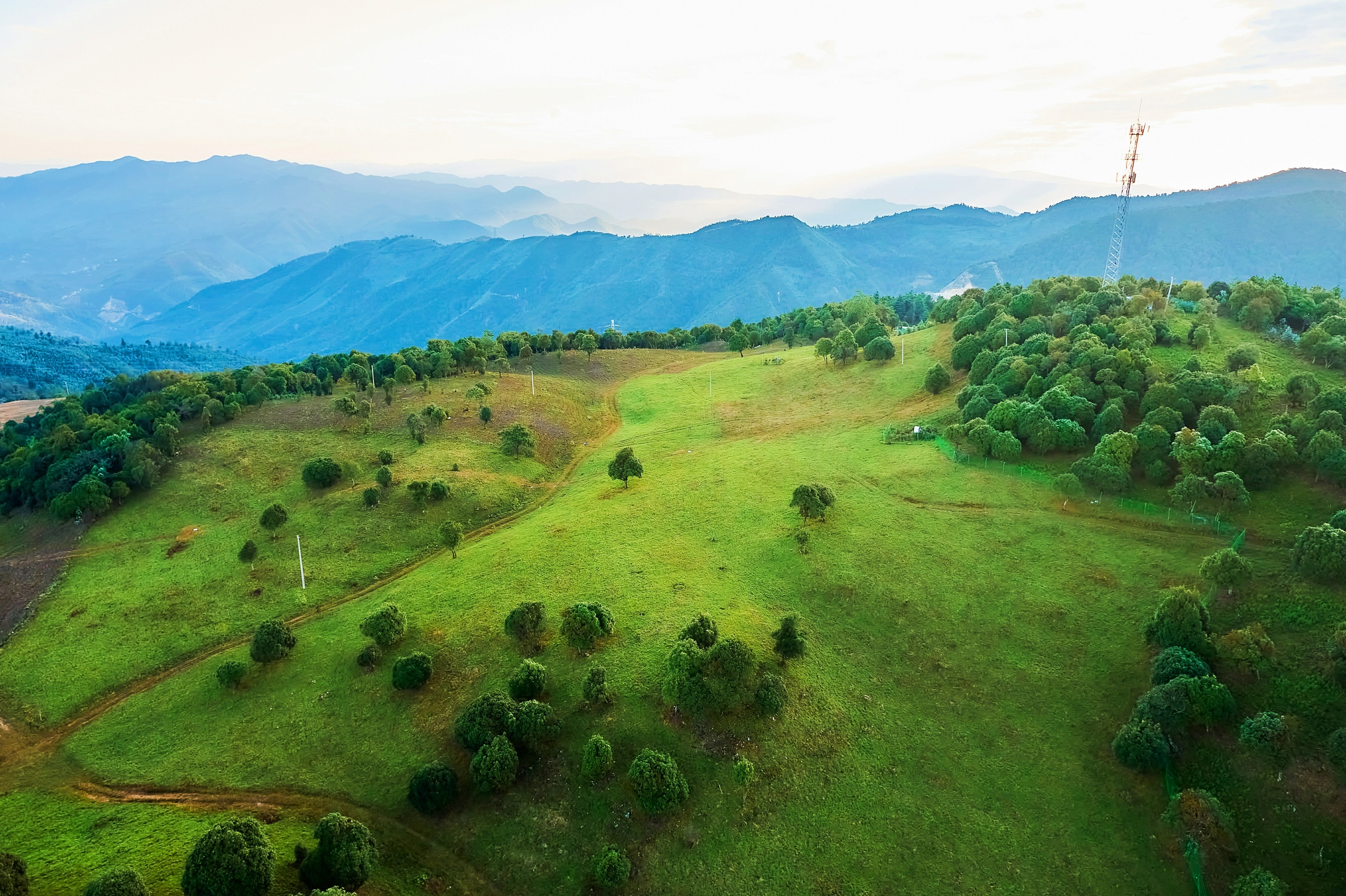 虽已入冬,但是云南省临沧市临翔区南美拉祜族乡多依村的糯达草山依旧
