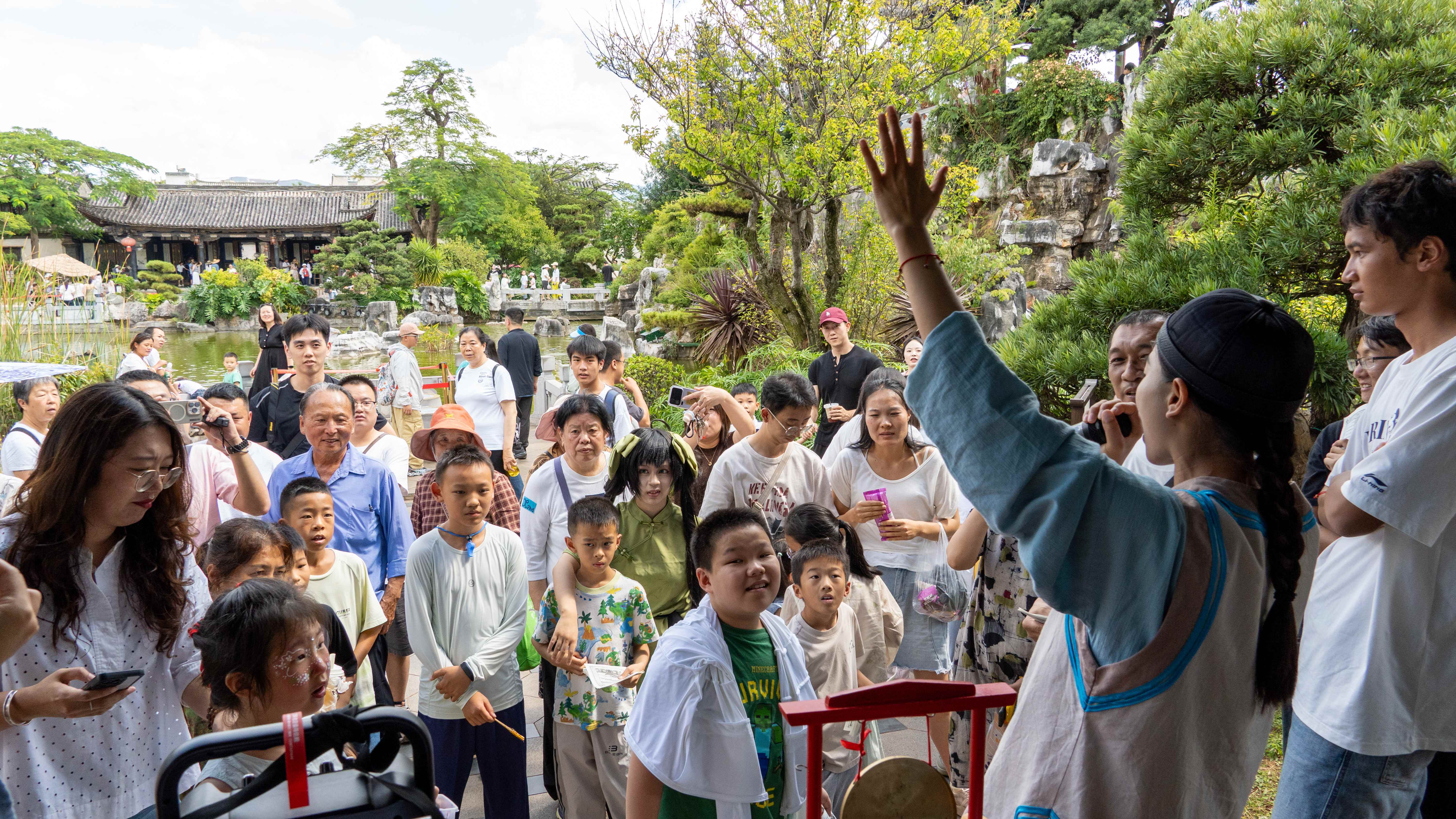 建水朱家花园国庆文旅活动人气旺 王超 摄