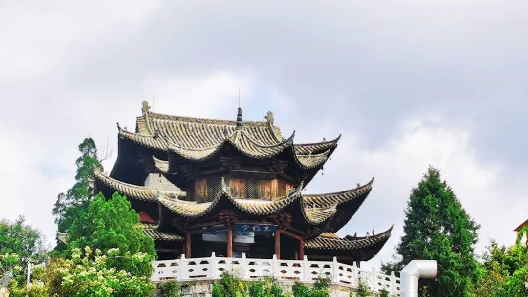 异龙湖畔的来鹤亭