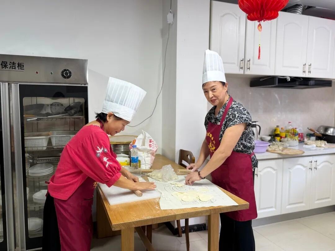 社区“候鸟”在包饺子。