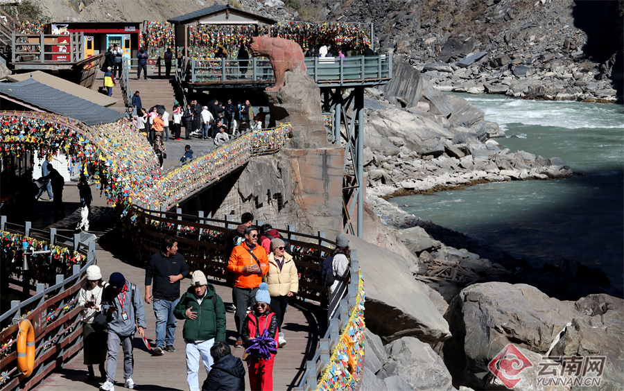丽香铁路开通和推出冬季旅游促销主题优惠活动，吸引大批游人前来虎跳峡景区观光旅游。