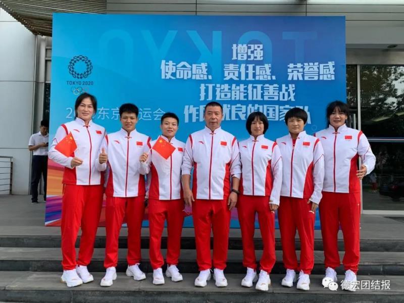 龙佳(左二)在东京奥运会现场与队友的合照。图片来源:德宏团结报微信公众号