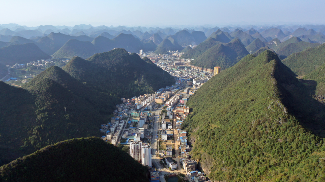 资料图 西畴县城全景 陈飞 摄