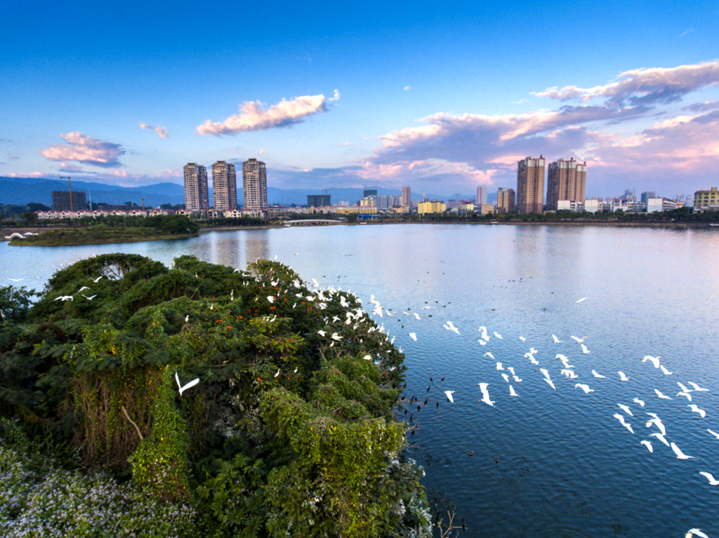 美丽的弄莫湖。瑞丽市水利局 供图